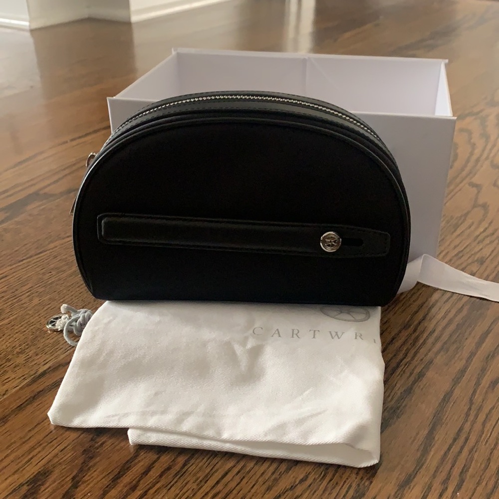 Brand  new in box Cartwright Clam lockable accessory in black